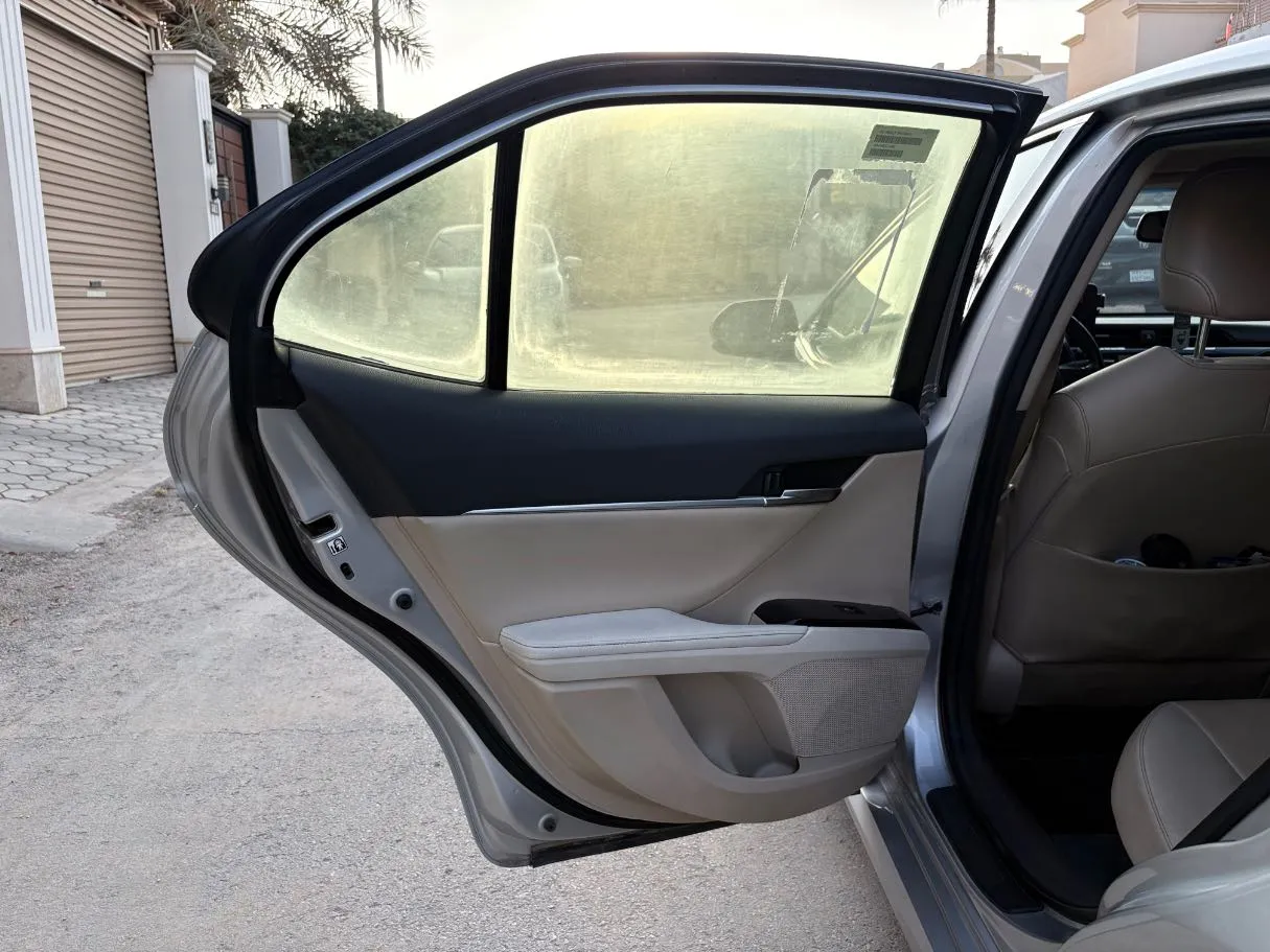 Car image 14