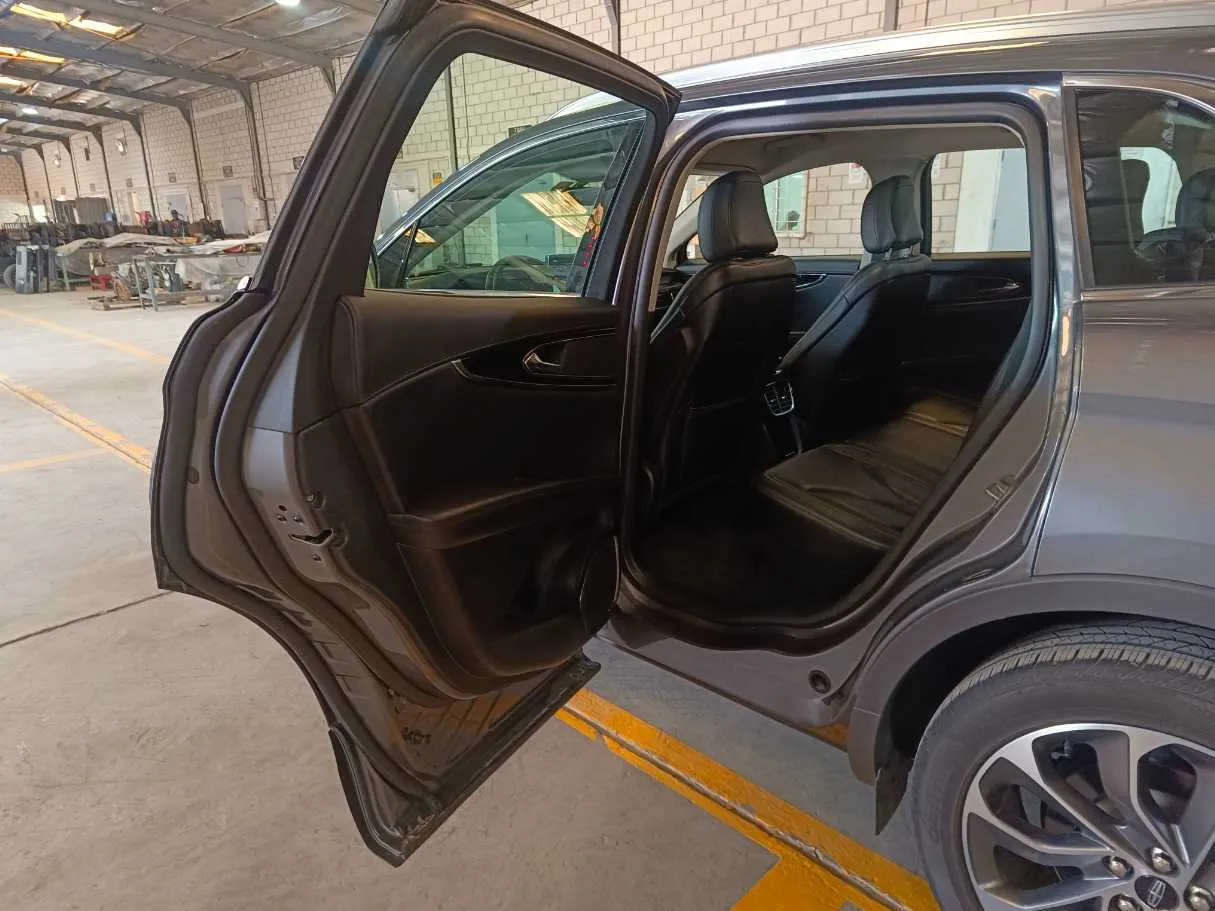 Car image 15