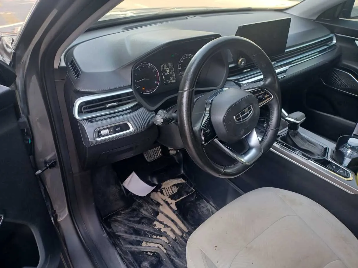 Car image 12