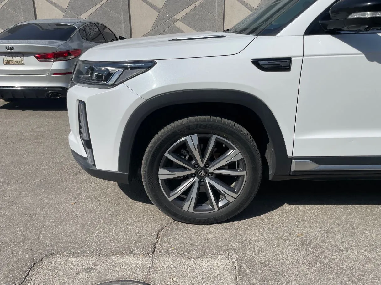 Car image 9