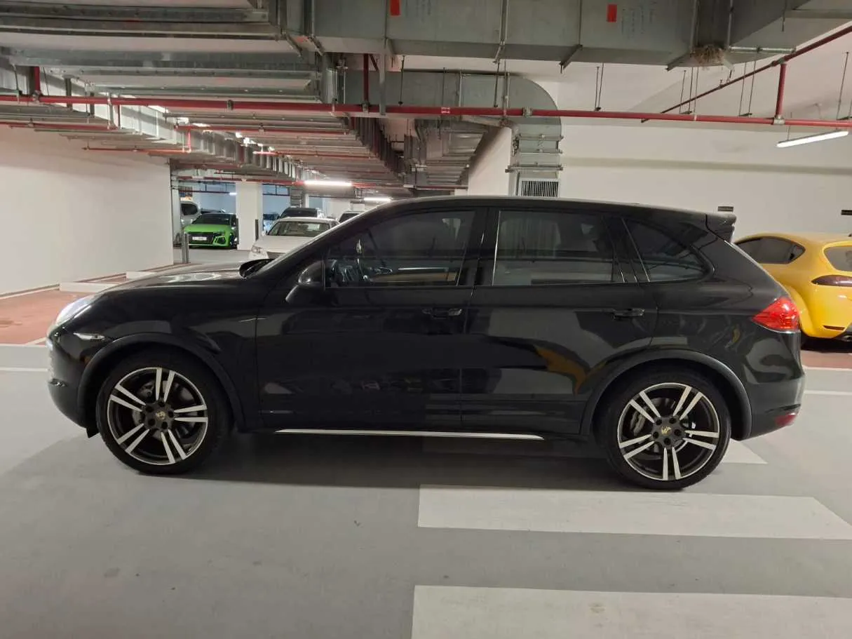 Car image 4