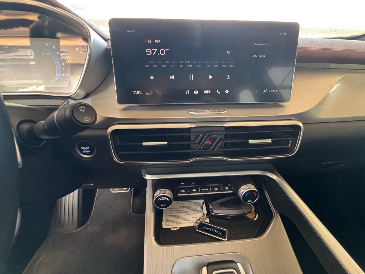 Car image 19