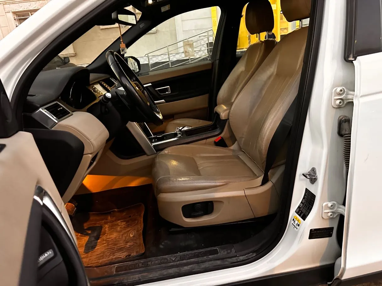 Car image 12