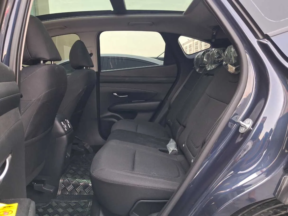 Car image 13