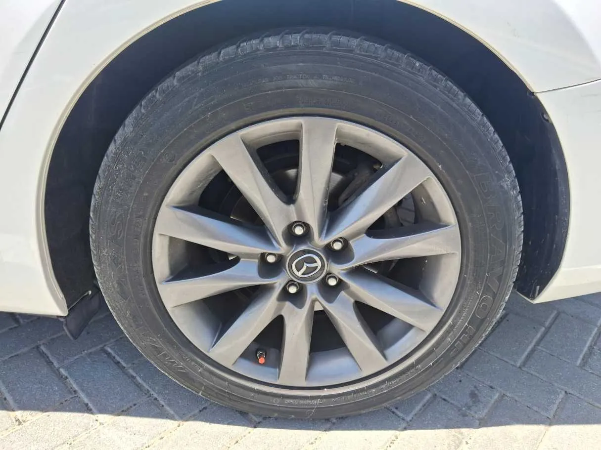 Car image 9