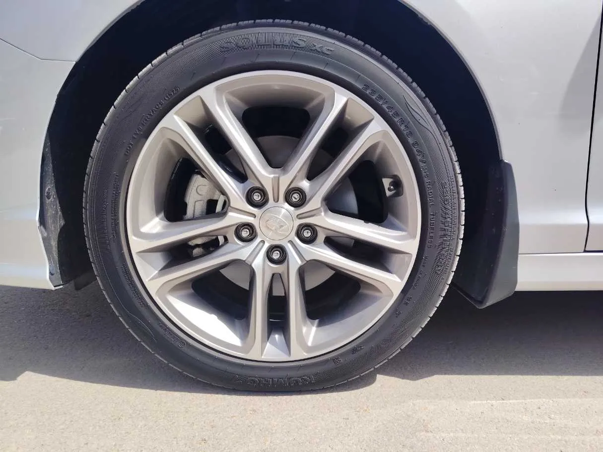Car image 10