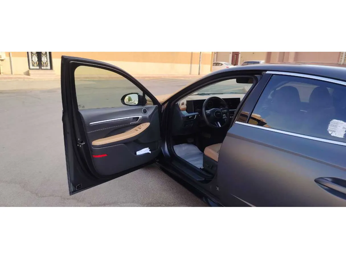 Car image 12
