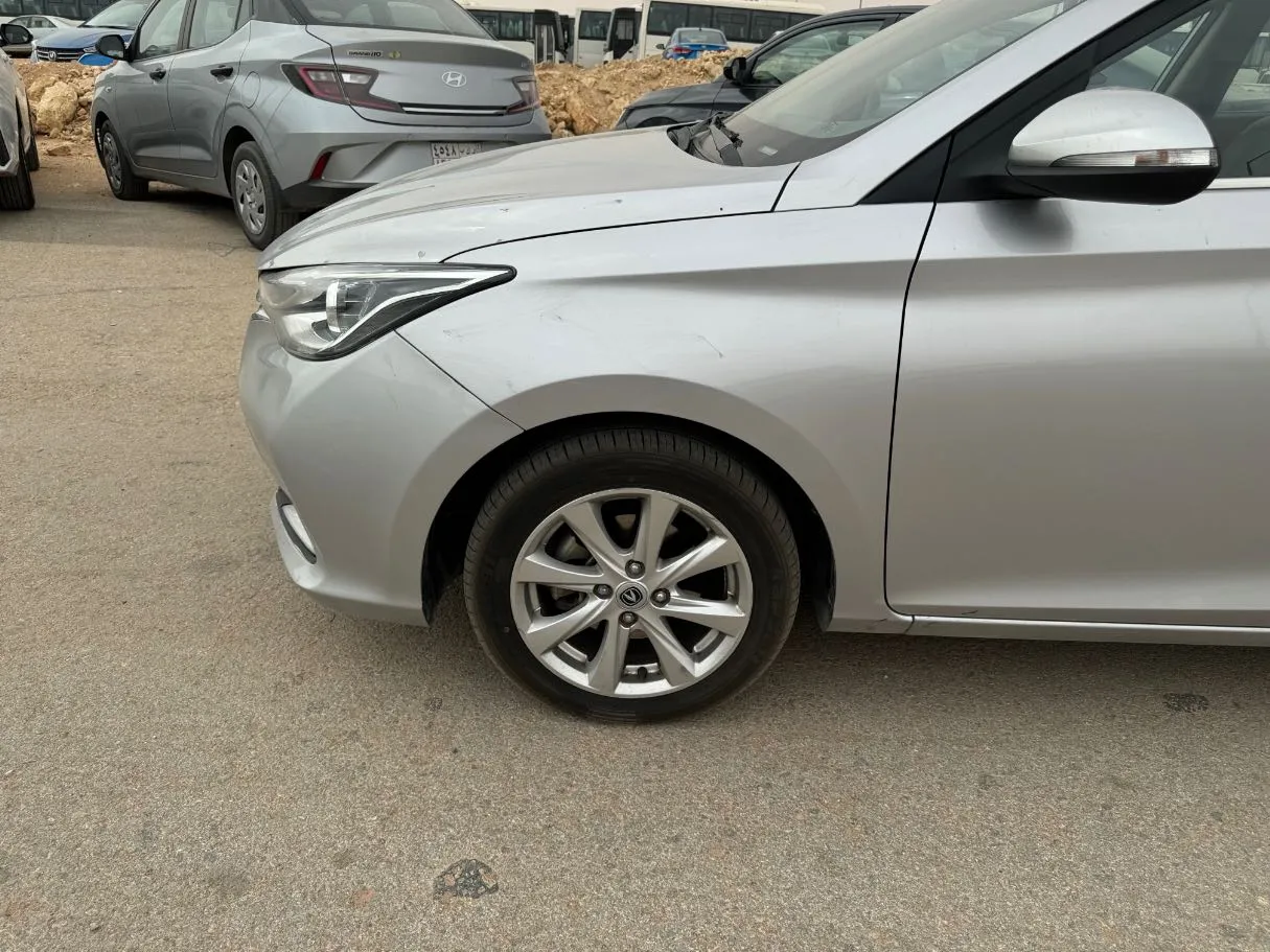 Car image 9