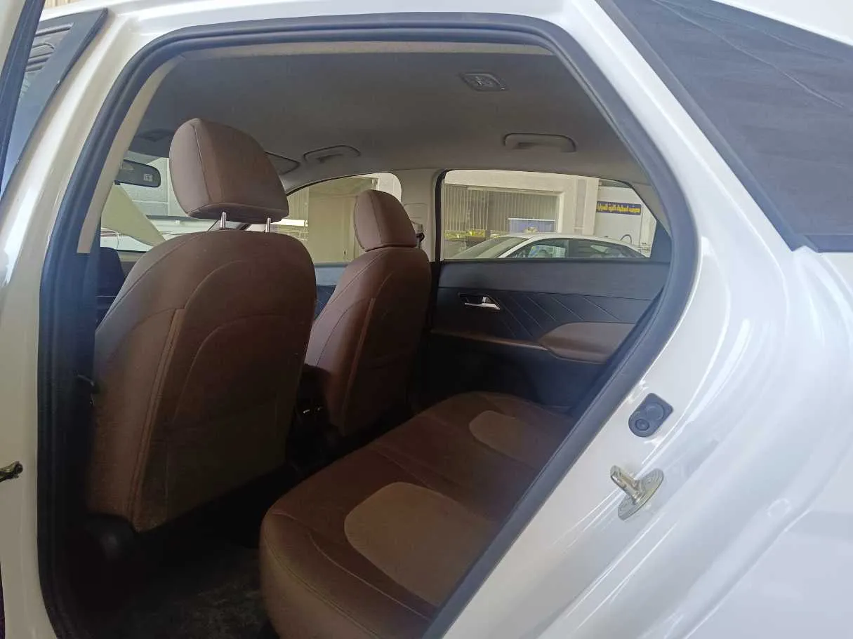 Car image 17
