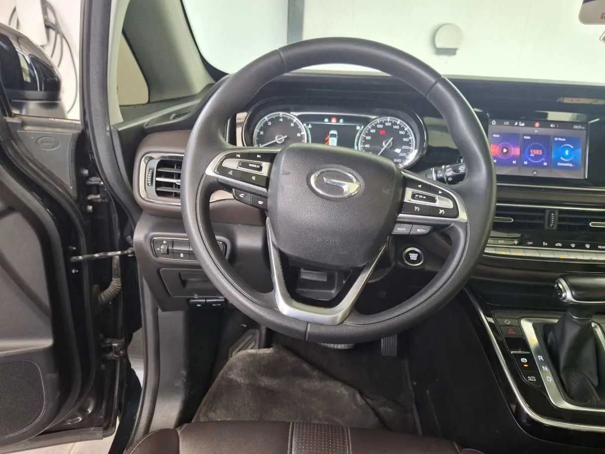 Car image 17