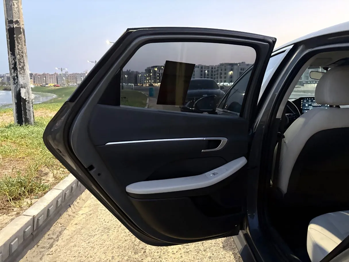 Car image 14