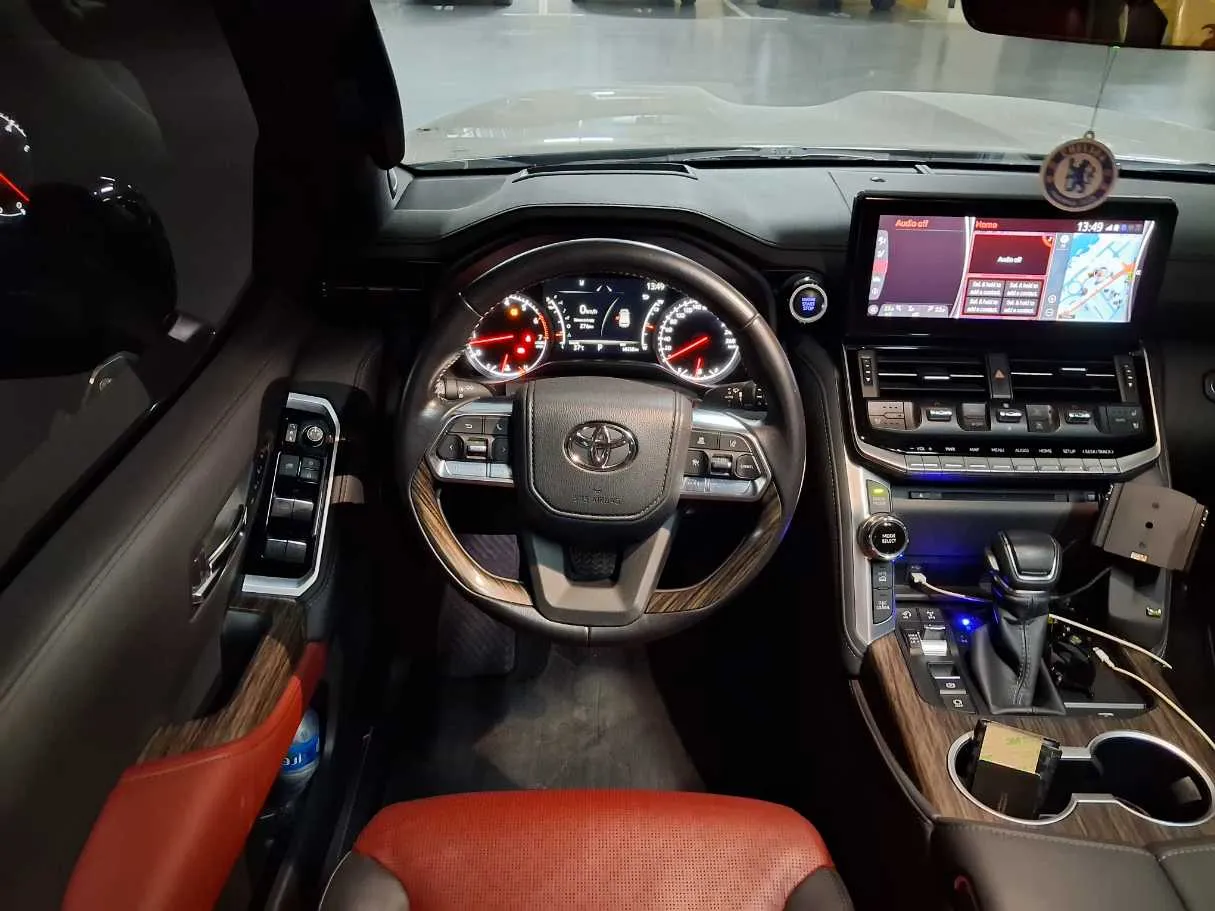 Car image 17