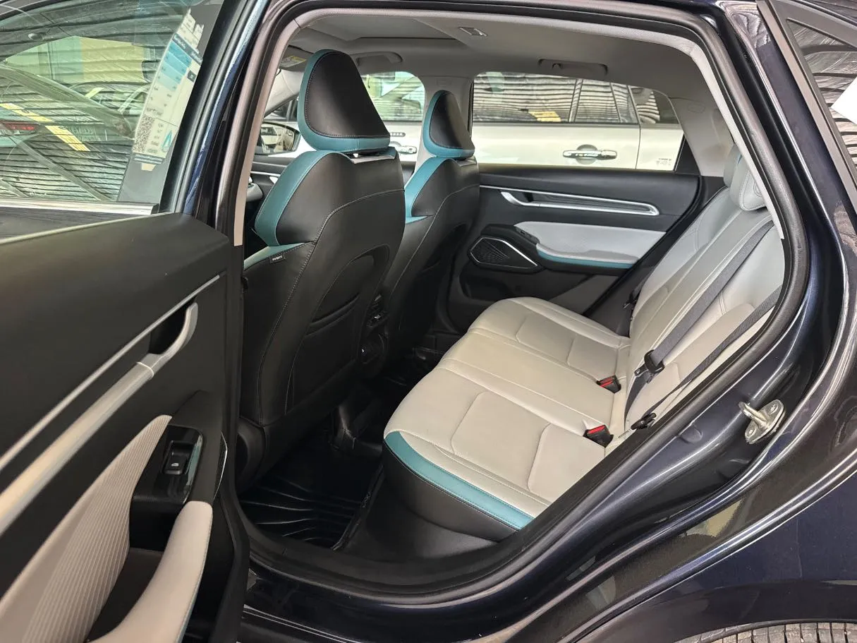 Car image 14