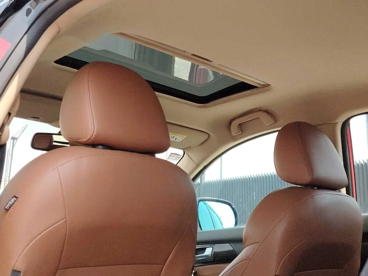 Car image 18