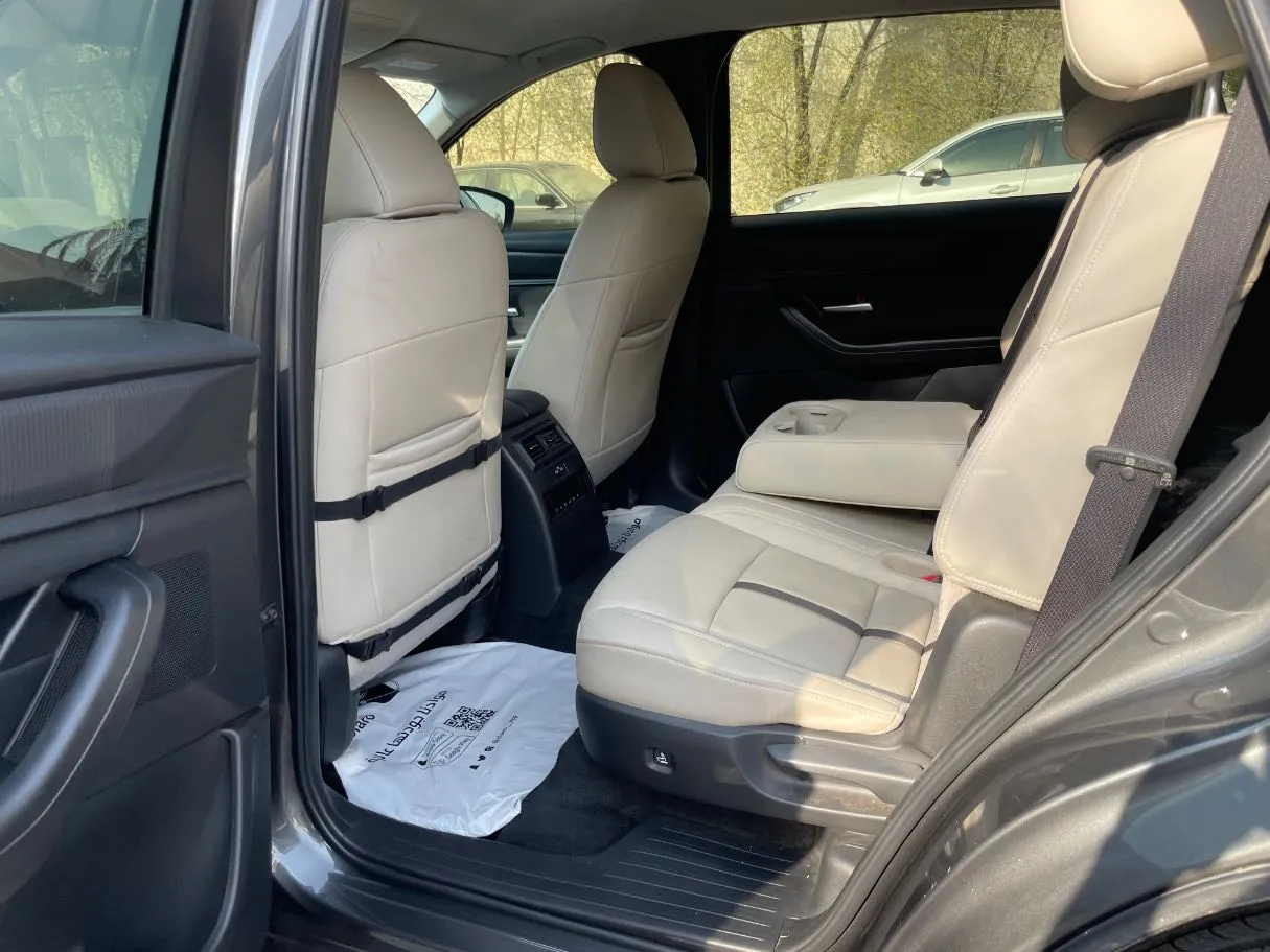 Car image 16