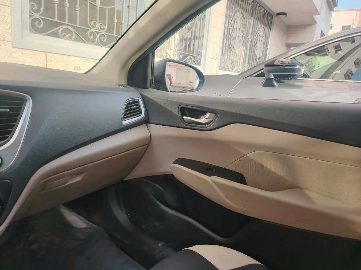 Car image 32