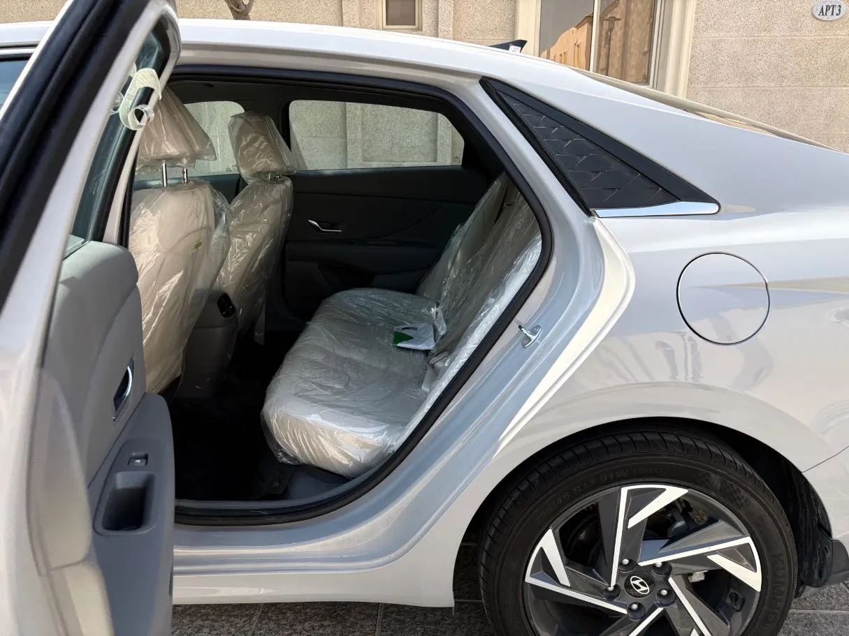 Car image 15