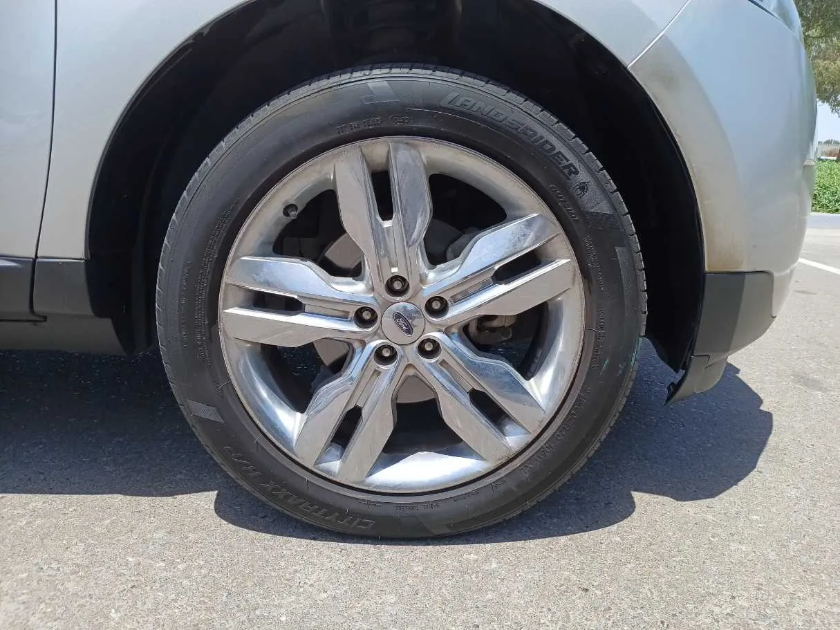 Car image 9