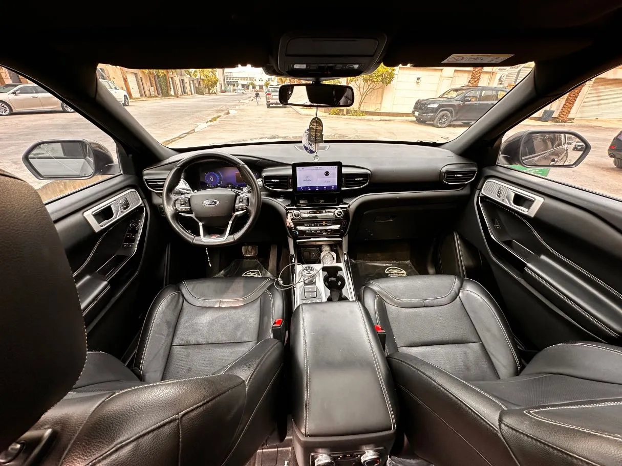 Car image 18
