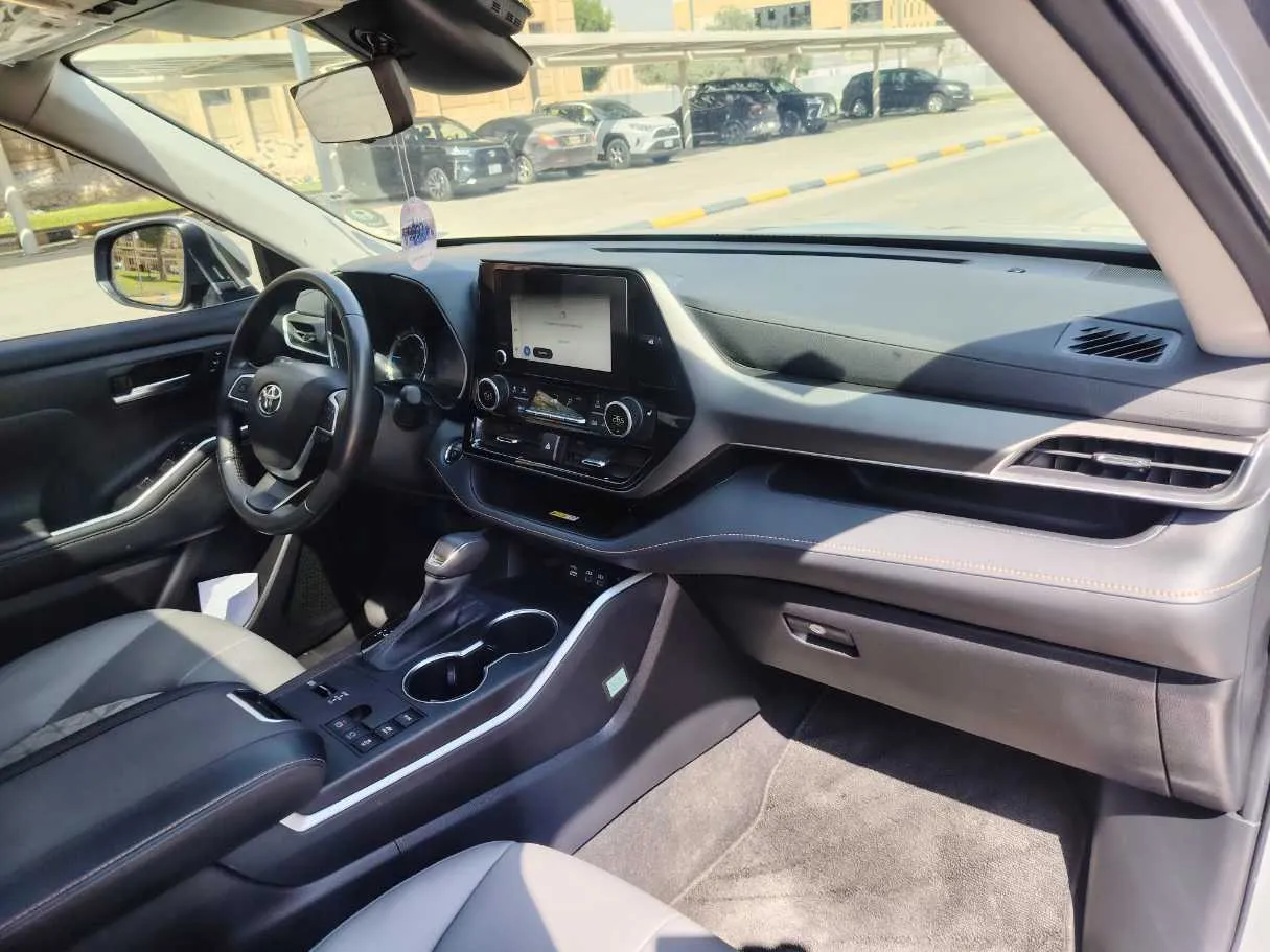 Car image 14