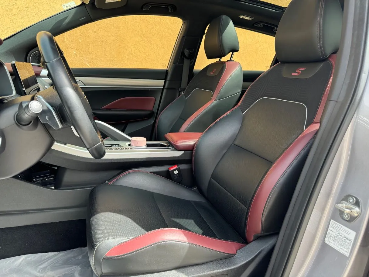 Car image 12