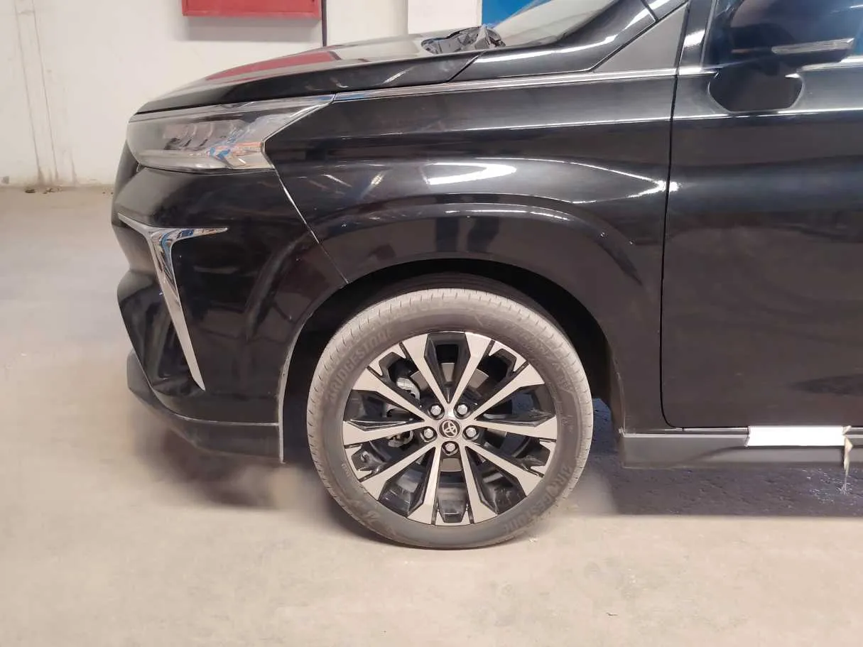 Car image 9