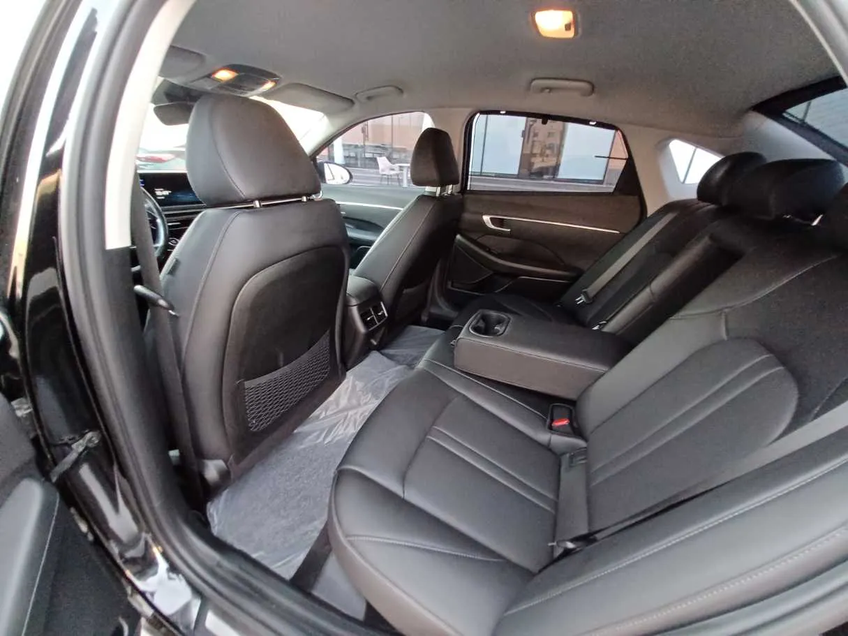 Car image 12