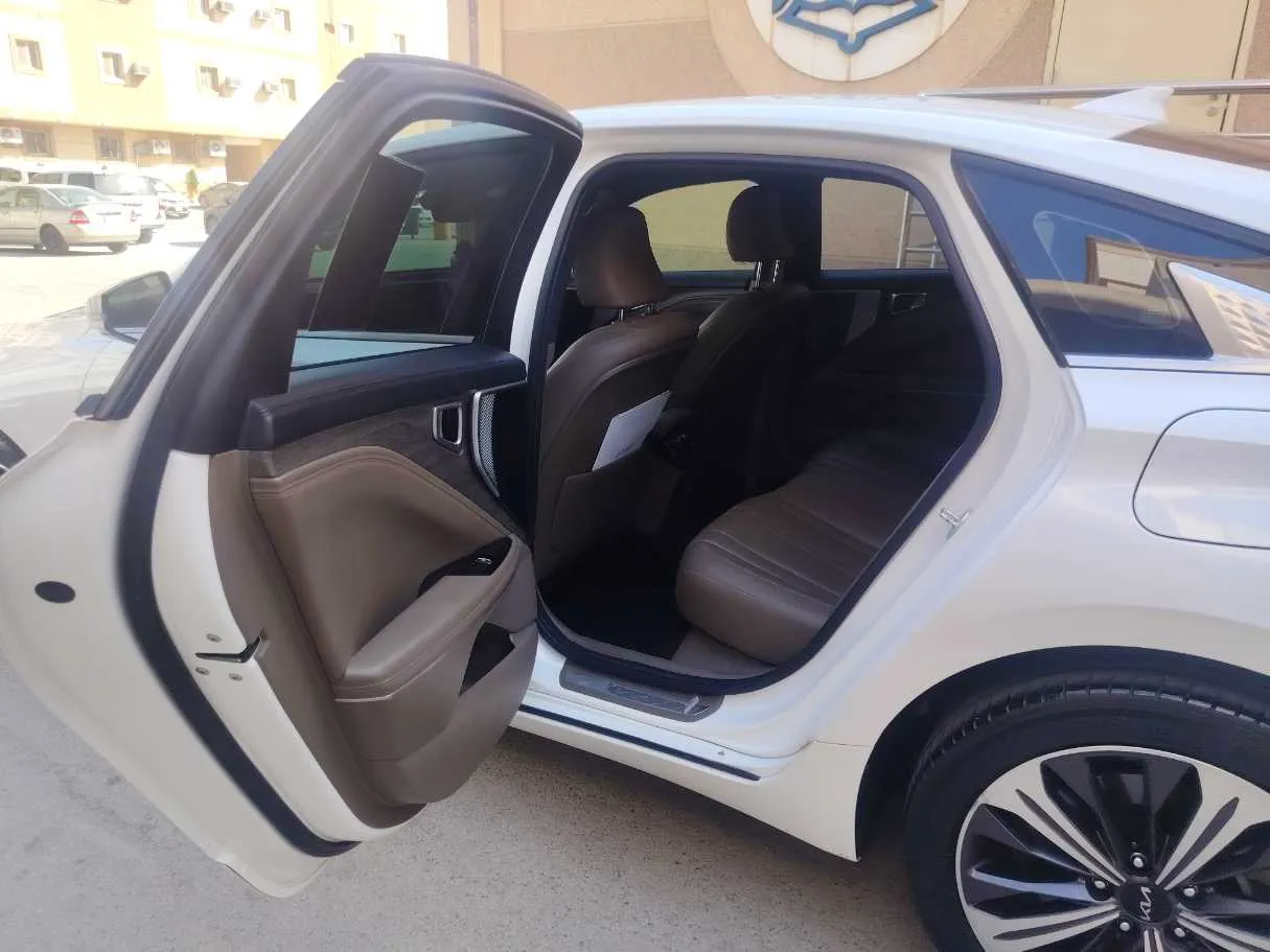 Car image 13