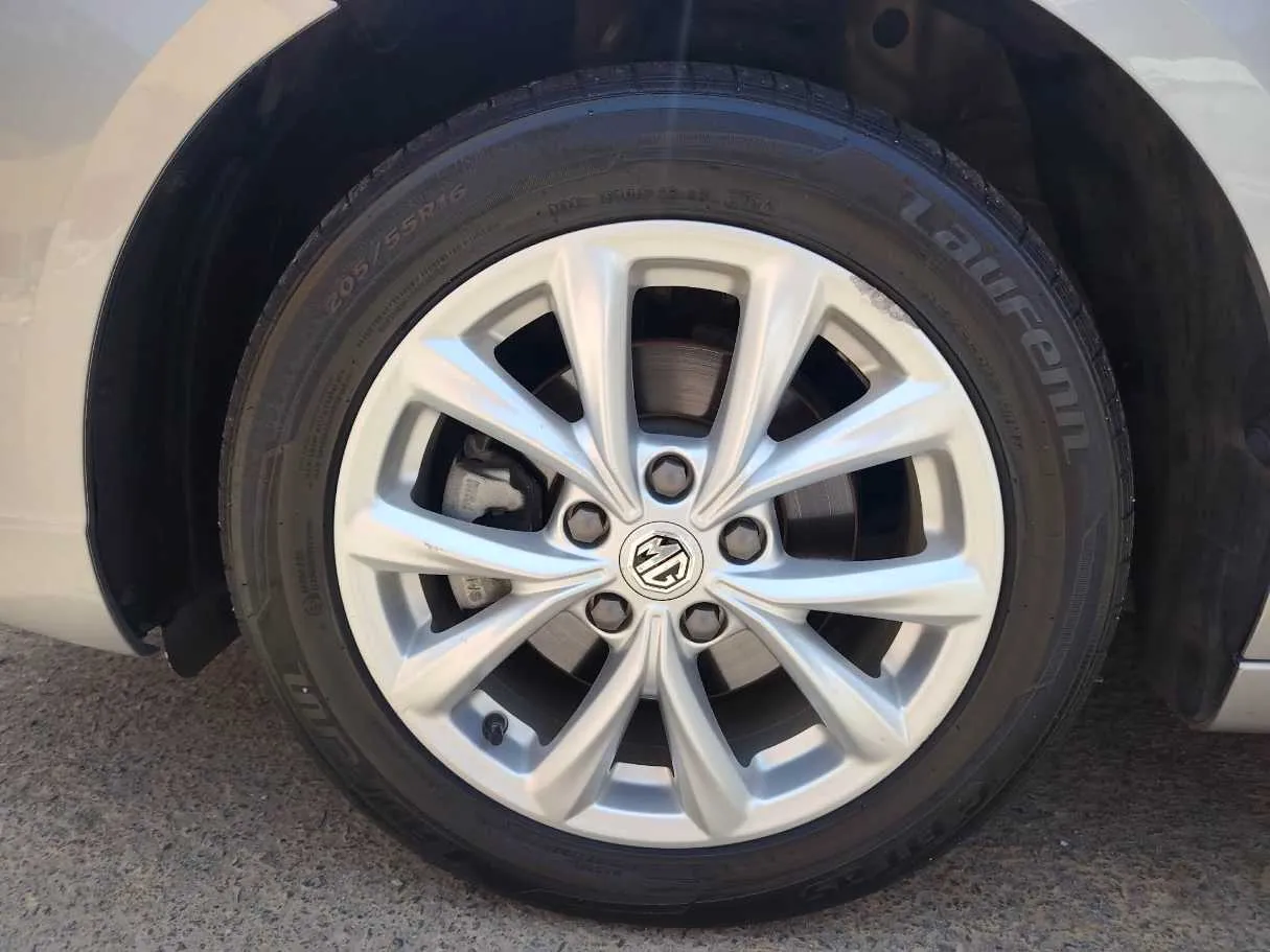 Car image 10