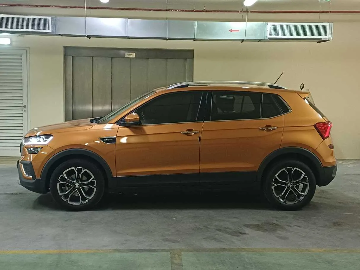 Car image 4