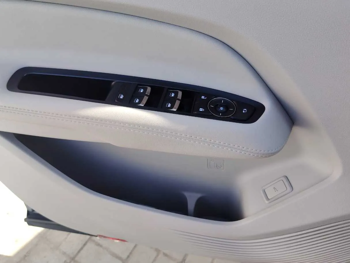 Car image 33