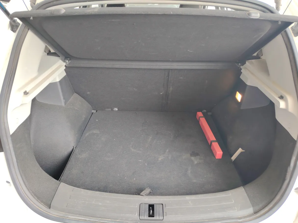 Car image 30