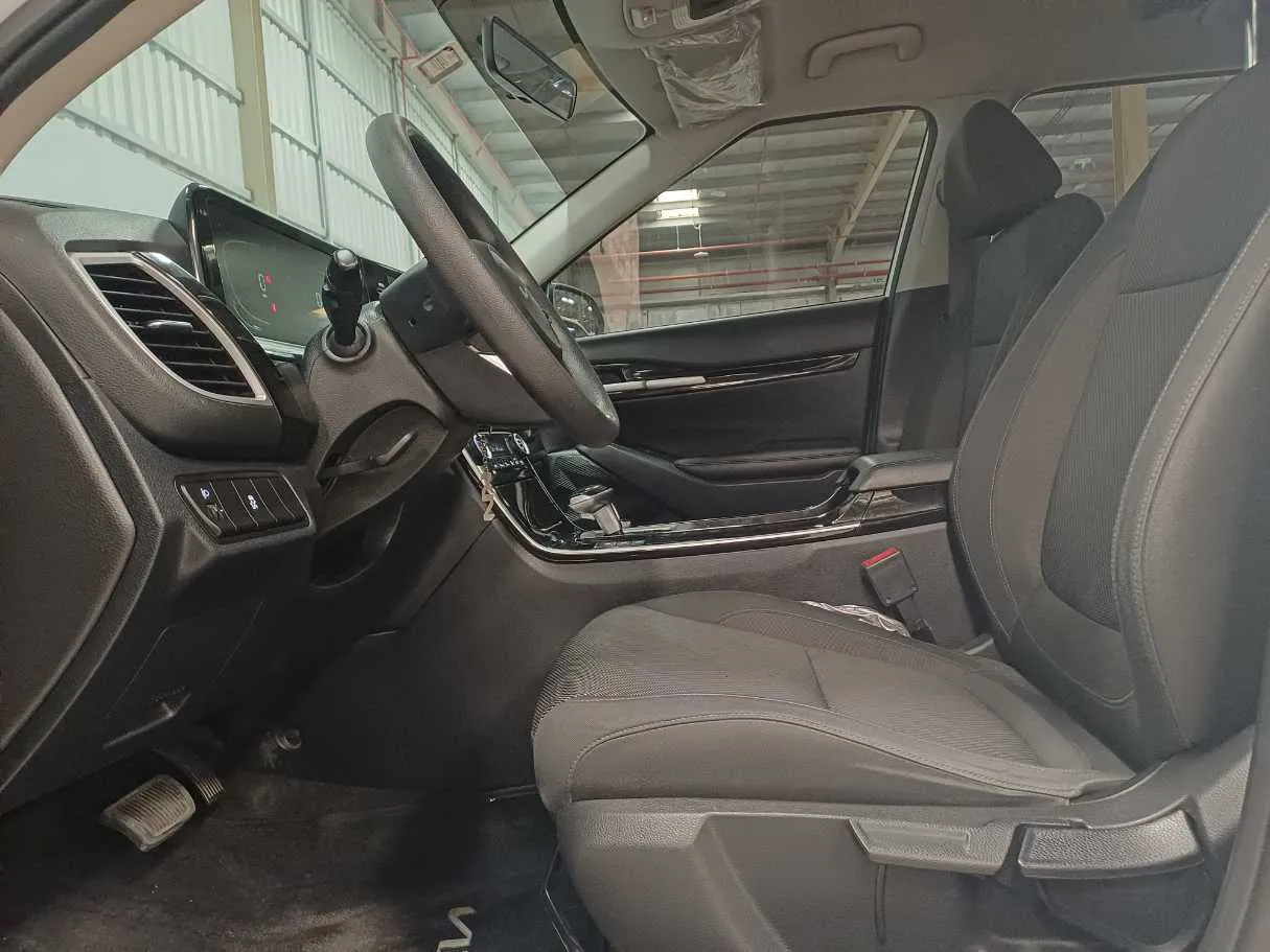 Car image 12