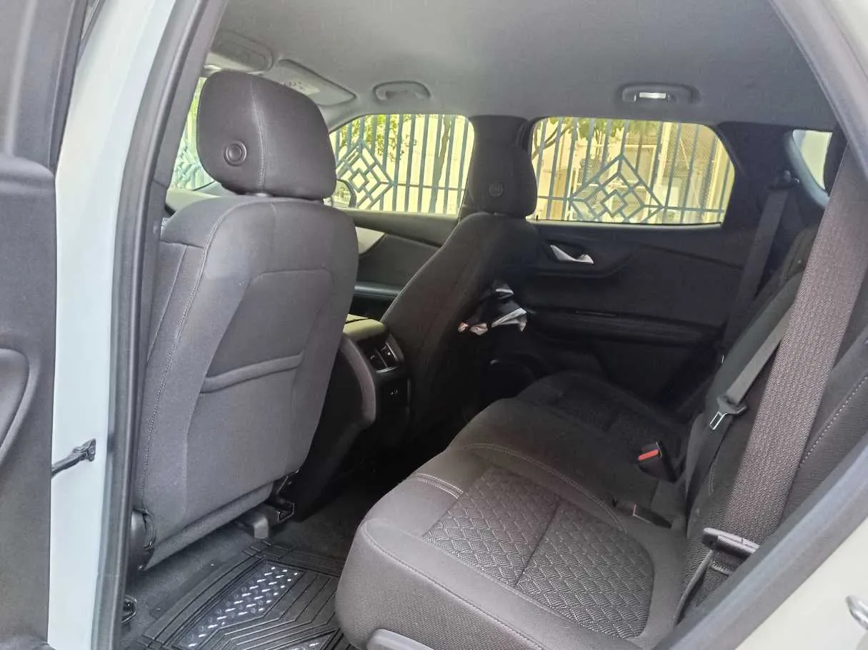 Car image 19