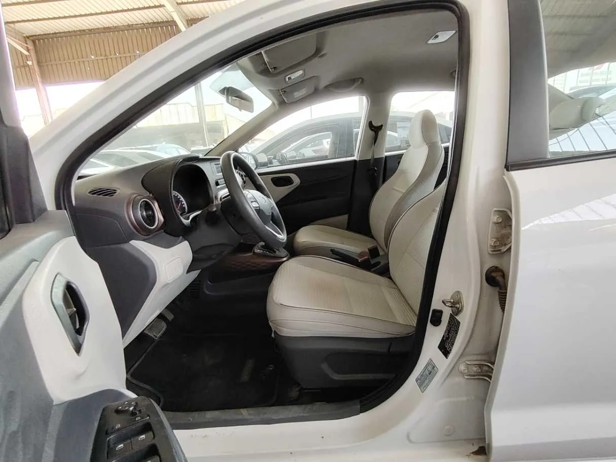 Car image 12