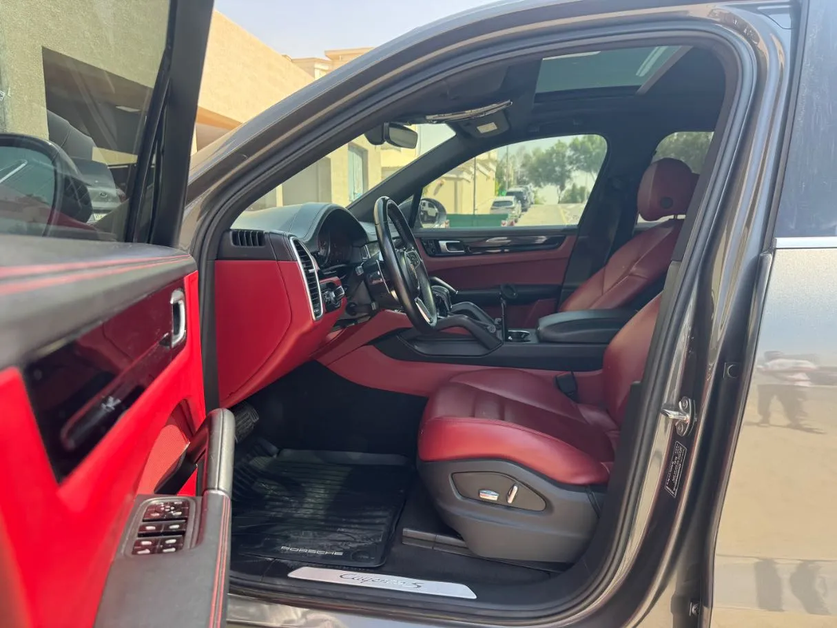 Car image 12