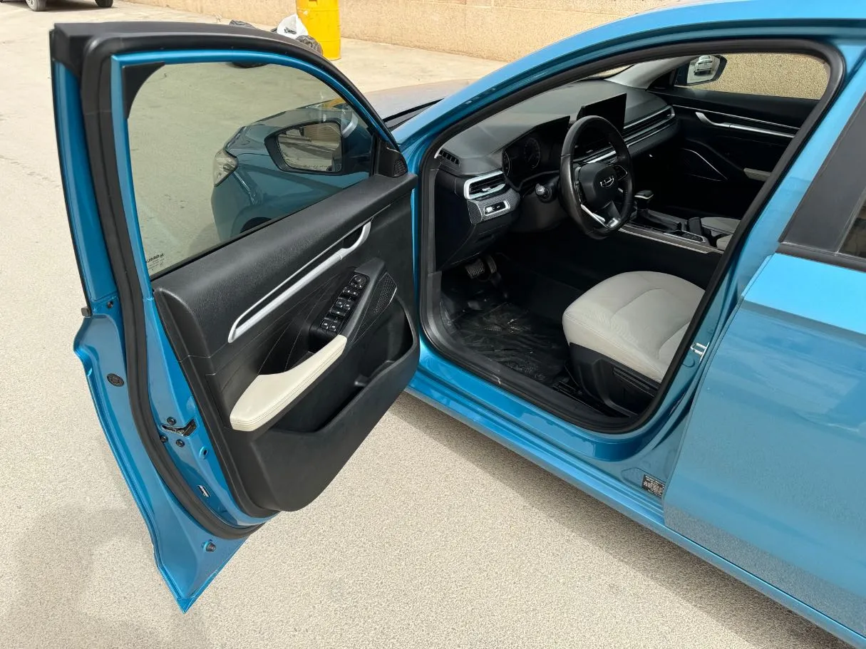 Car image 10