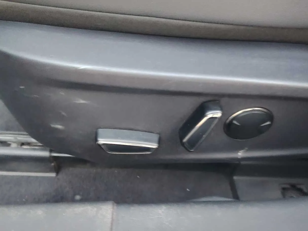 Car image 33