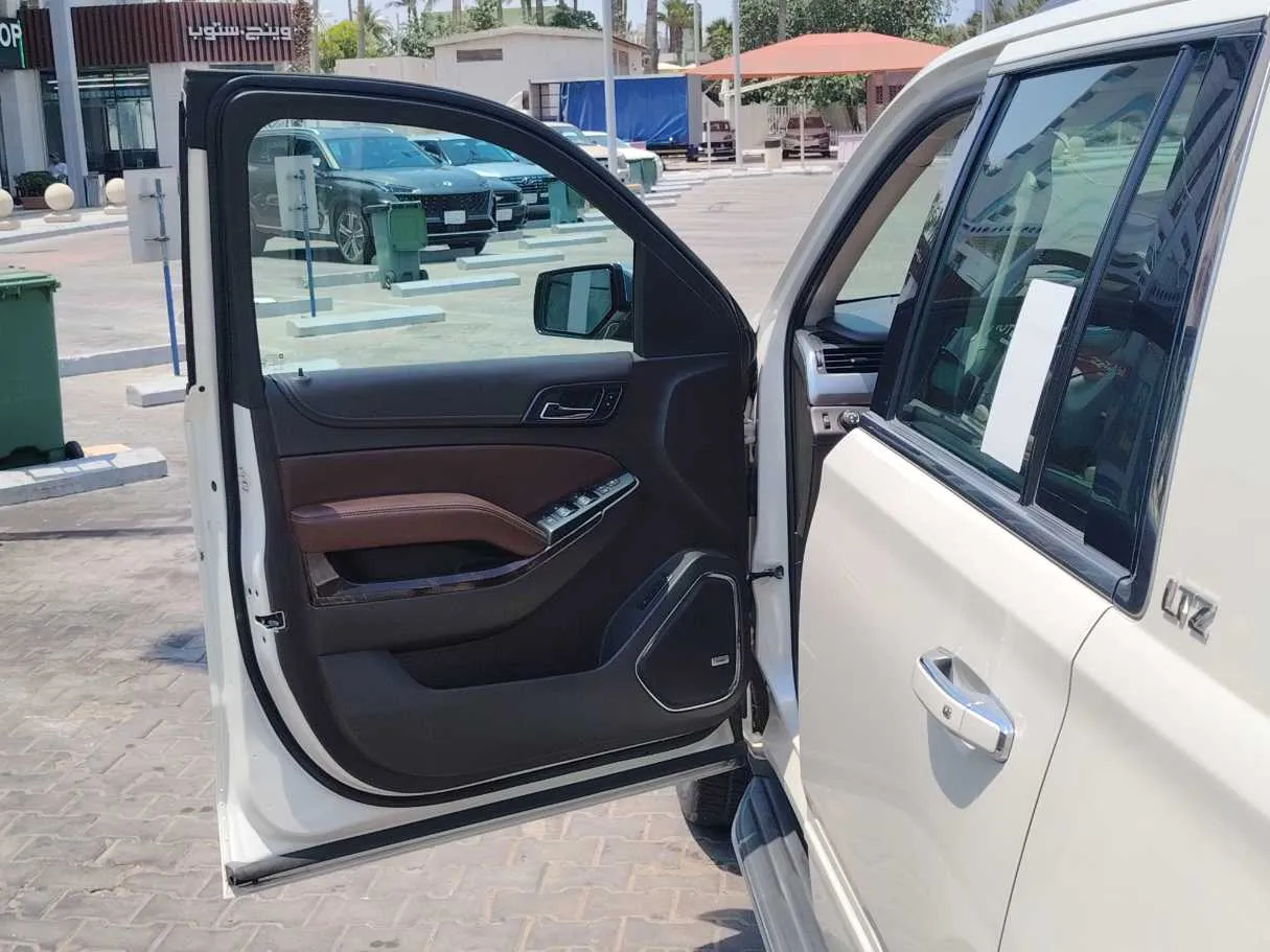 Car image 11