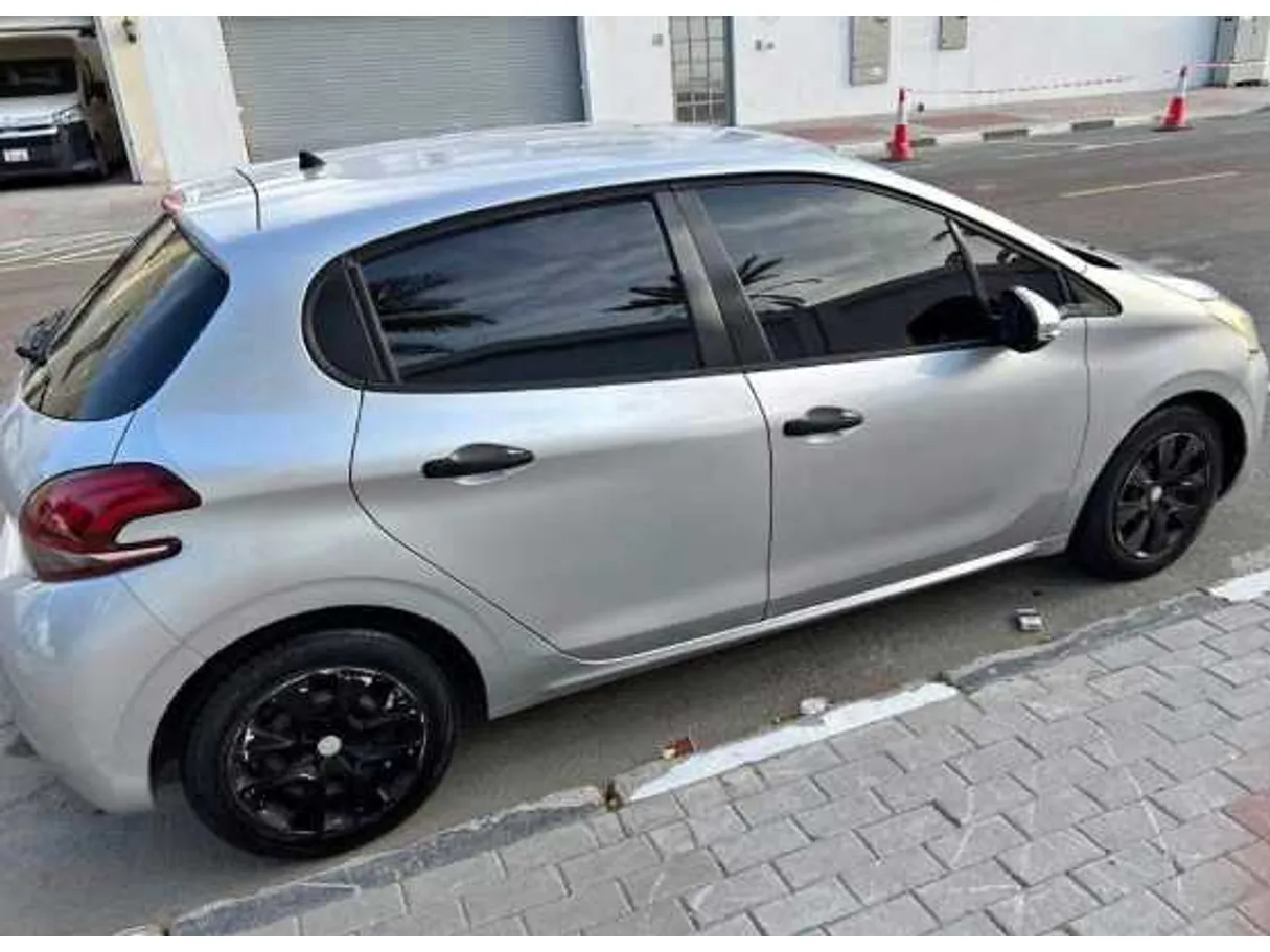 Car image 4