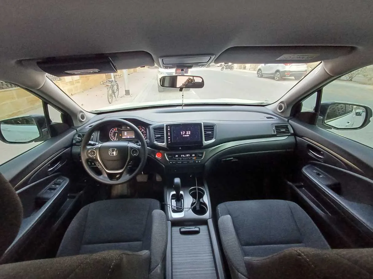 Car image 14