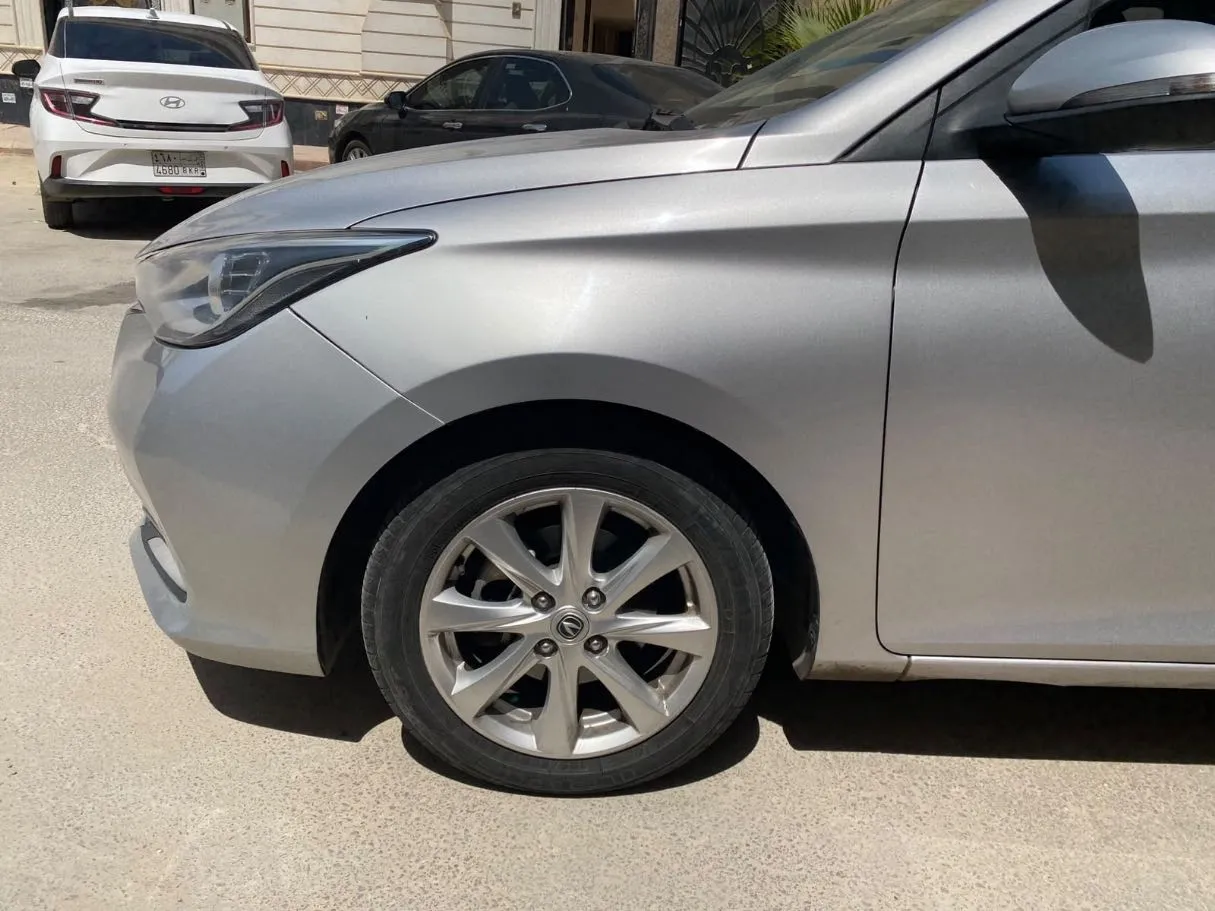 Car image 9