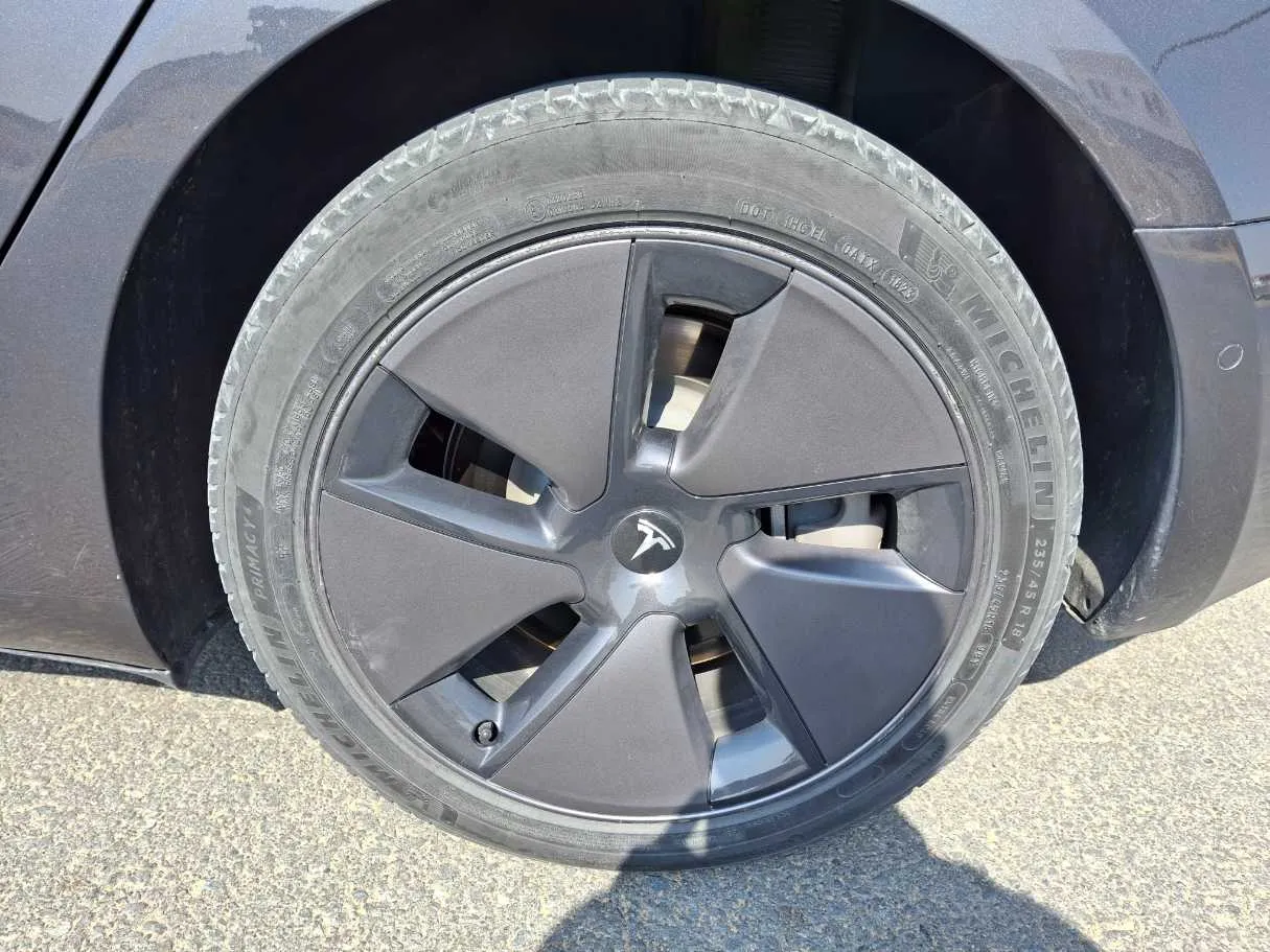 Car image 9