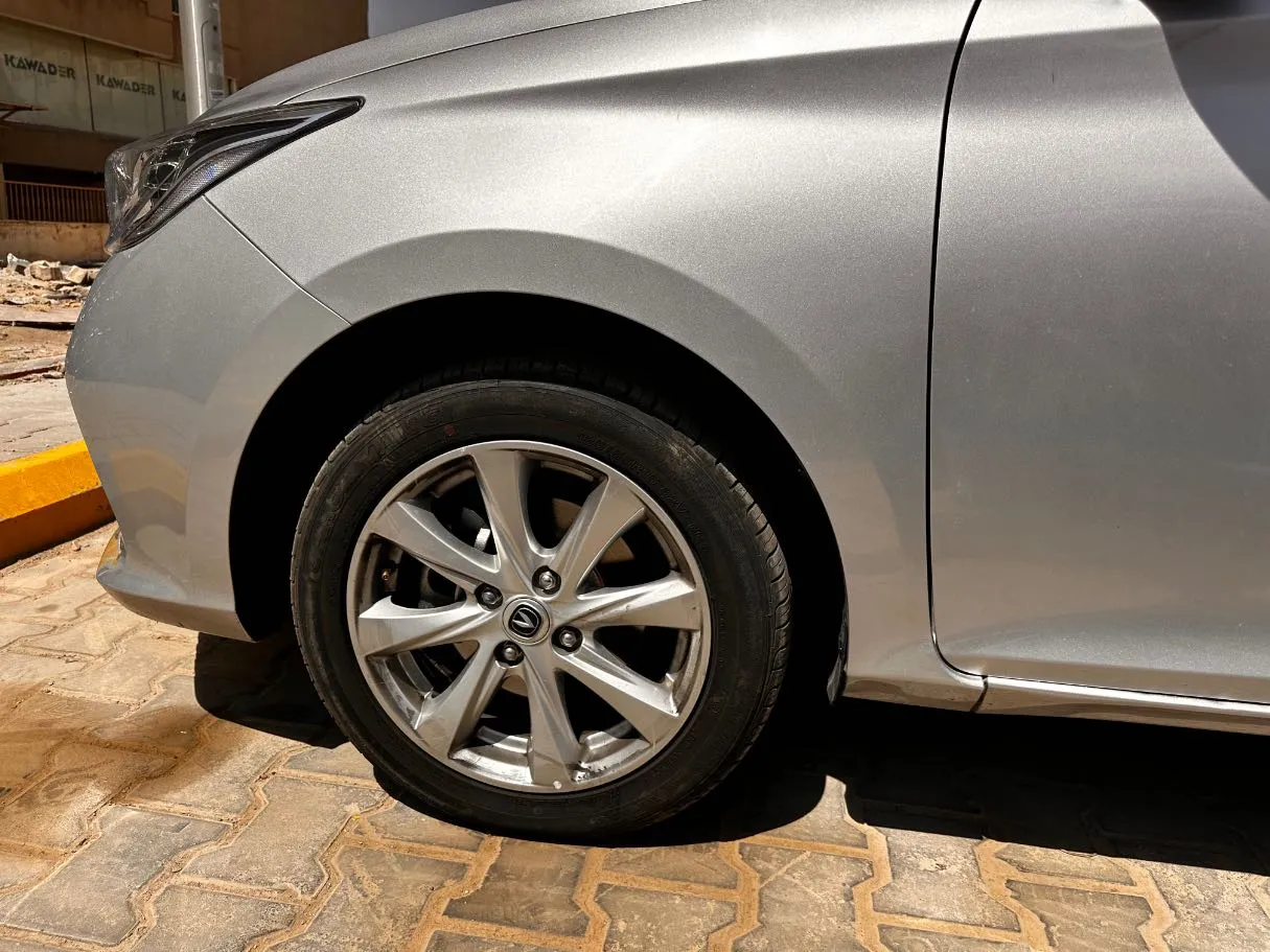 Car image 9