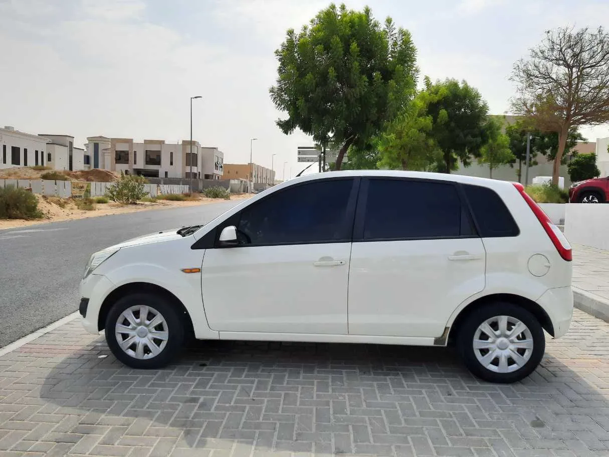 Car image 4