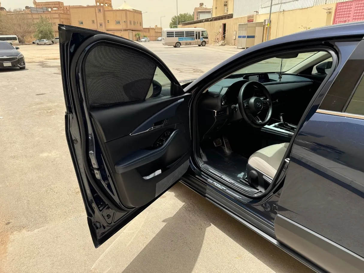Car image 10