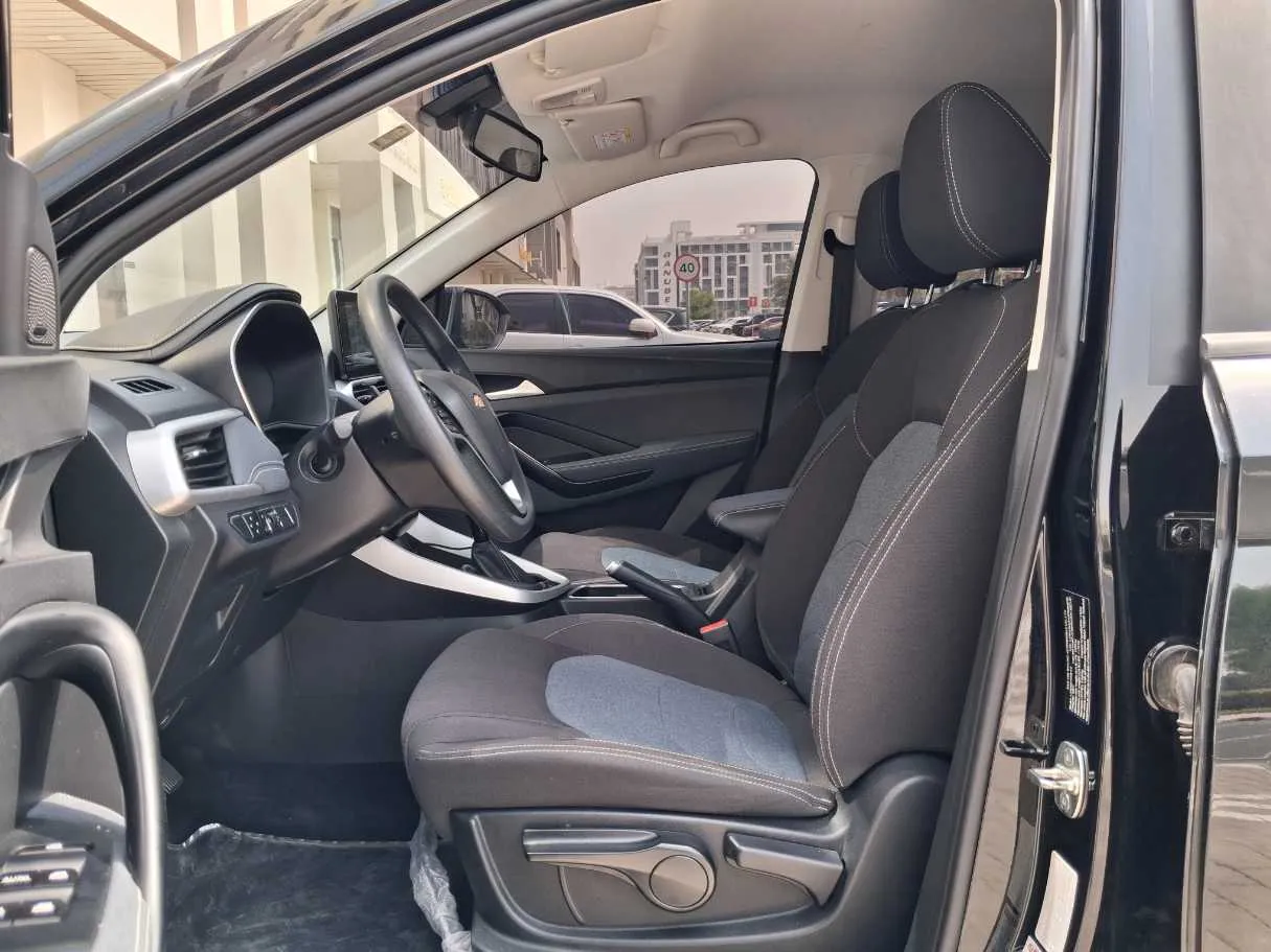 Car image 12