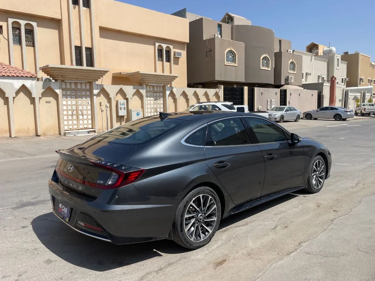 Car image 5