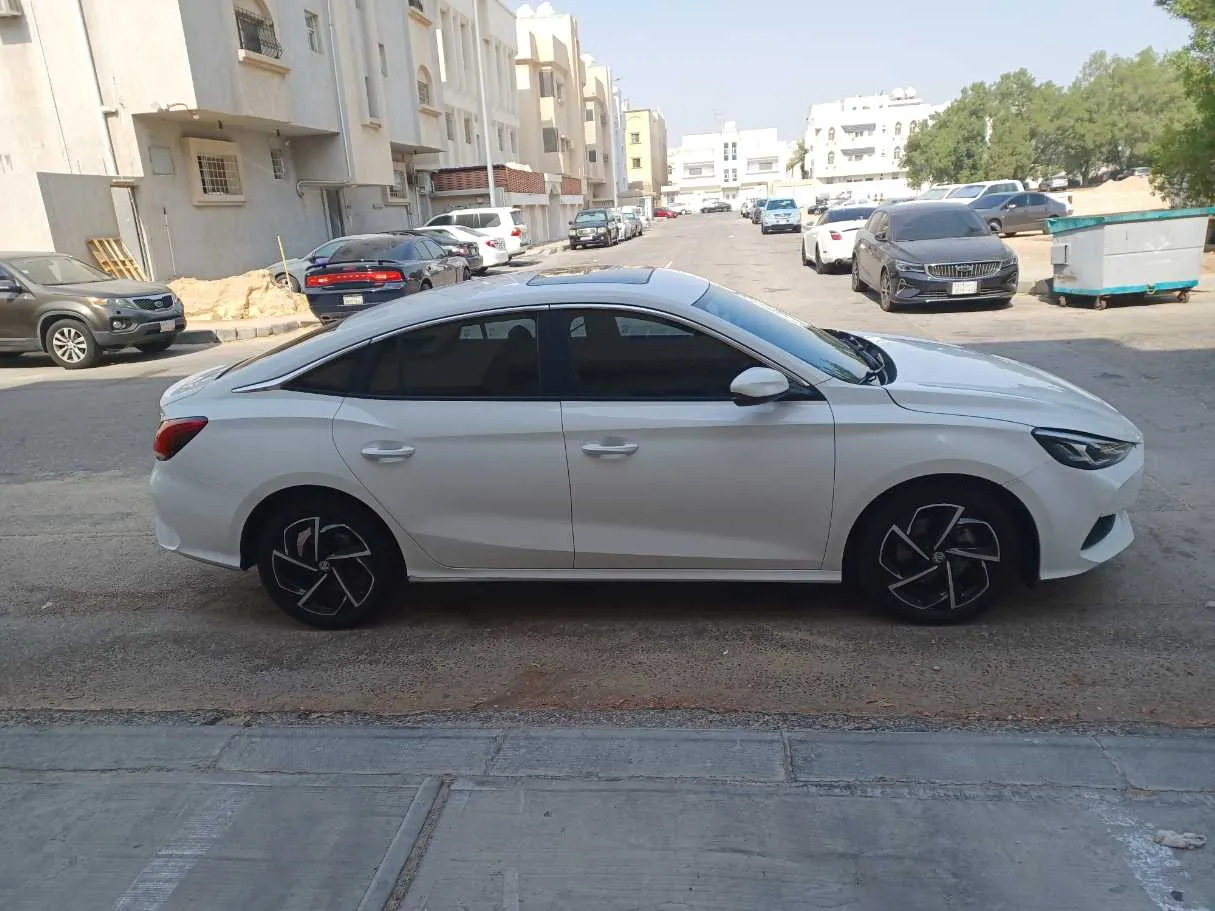 Car image 4