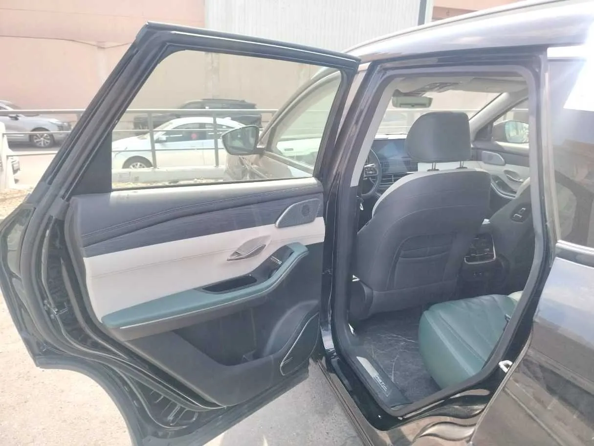Car image 17